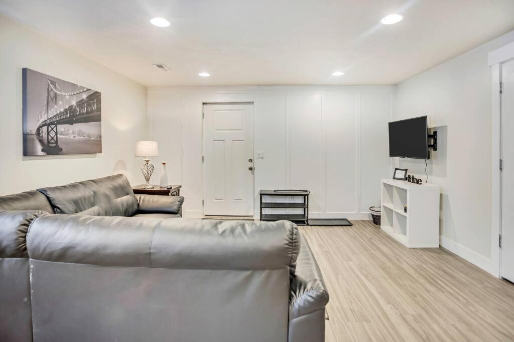 New Furnished 2Bd Apt! Great For Long Stays Vineyard Buitenkant foto